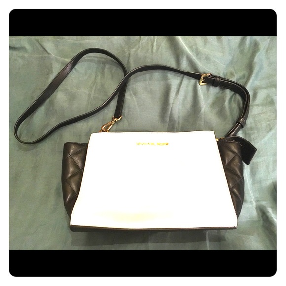 Michael Kors Handbags - Michael Kors Selma Crossbody - Used